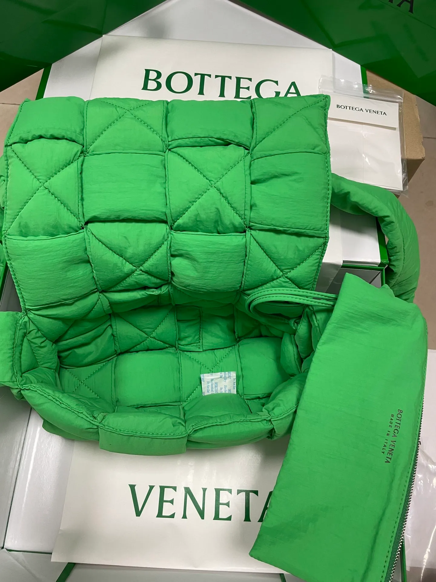 #𝐂𝐀𝐒𝐒𝐄𝐓𝐓𝐄 Nylon tofu tofu bag This Cassette is so cute, its cute appearance does not affect its practicality and the capacity is good! The fabric is low-key and very textured, suitable for daily wear with casual wear. The cross-woven design of the wide cloth is really stunning. The bag has a puffy shape and feels like a piece of tofu. It can be worn on one shoulder, cross-body or as a waist bag. You can also adjust the shoulder strap to the size of the bag under the armpit, so you can have it all! S30x15cm【8951#】real shot